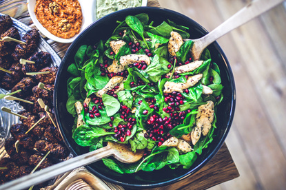 spinach salad with chicken and pomegranate 